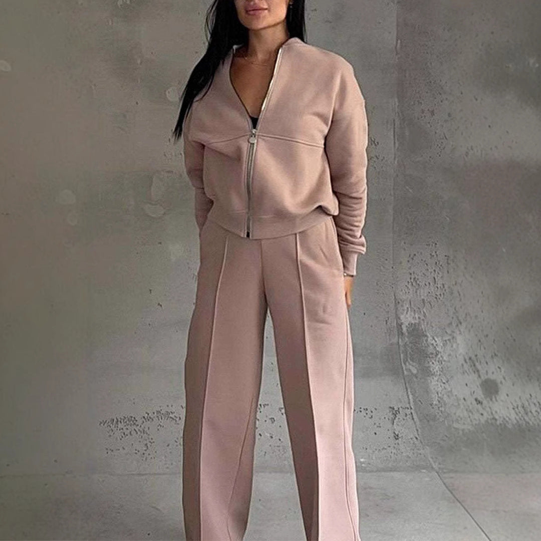 Ensemble : veste zippée et pantalon large.