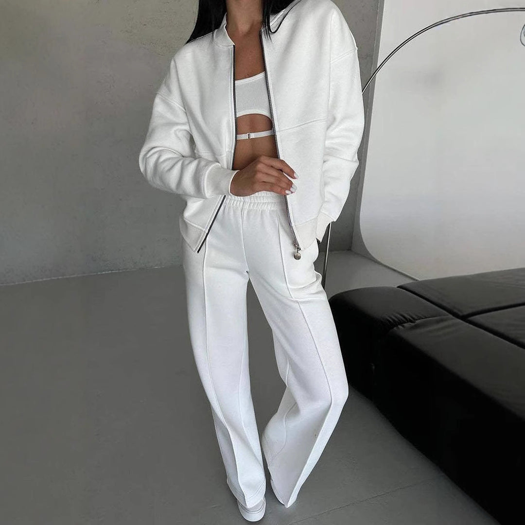 Ensemble : veste zippée et pantalon large.