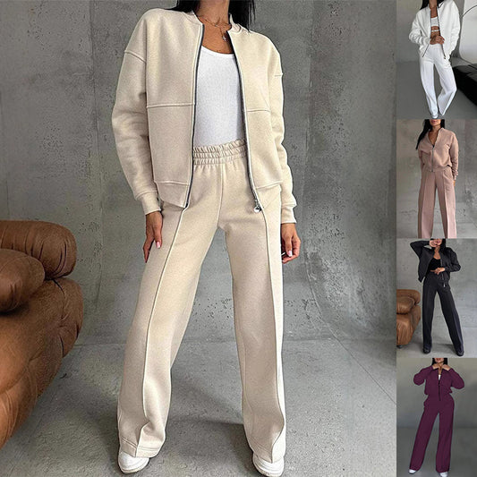 Ensemble : veste zippée et pantalon large.