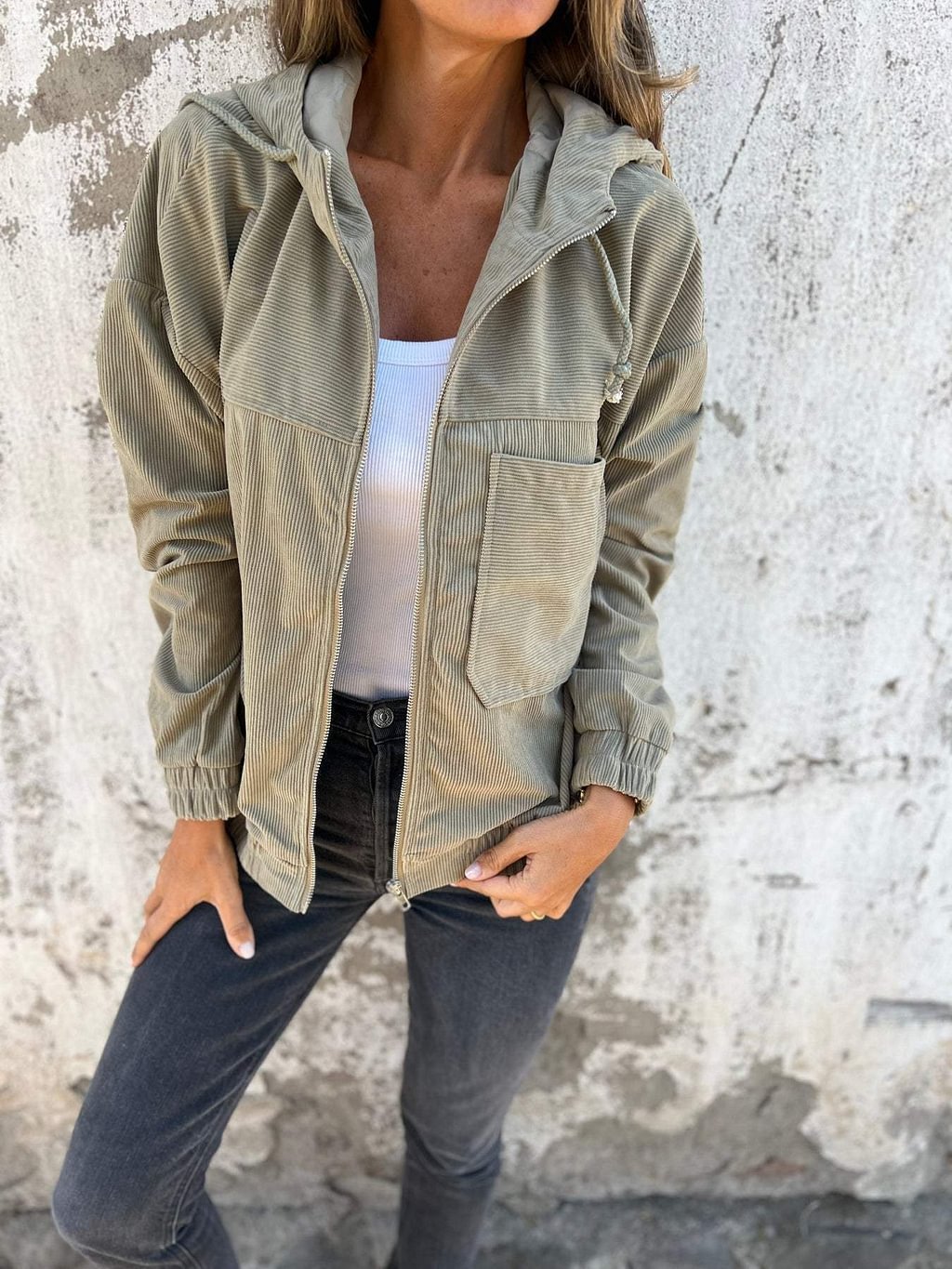 Veste unie en velours zippée à capuche .