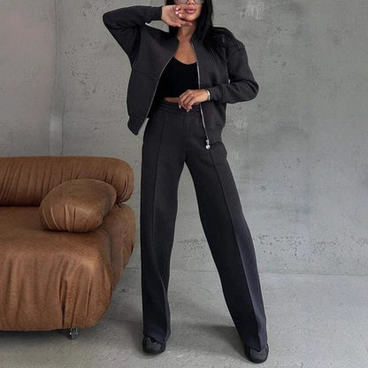 Ensemble : veste zippée et pantalon large.