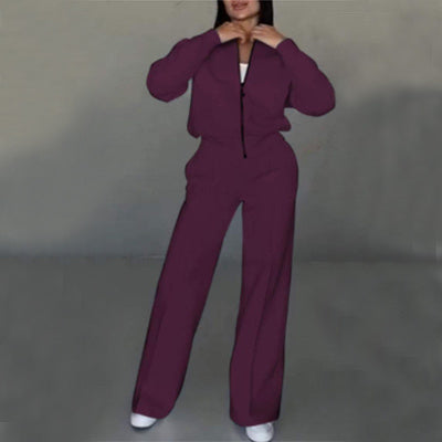 Ensemble : veste zippée et pantalon large.