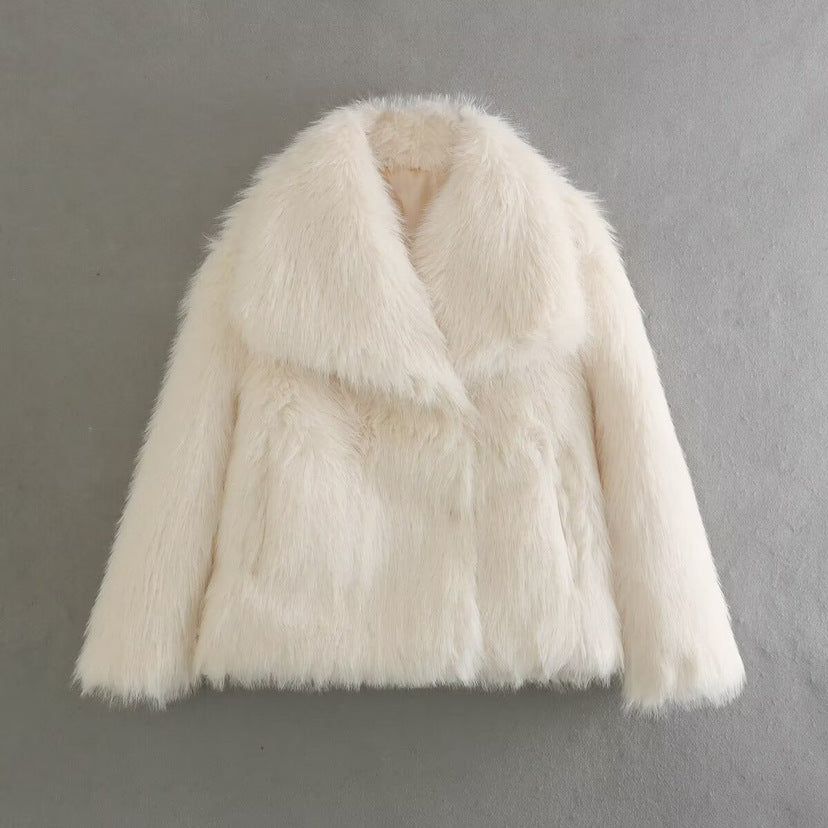 Kurze, flauschige Webpelzjacke mit großem Kragen.