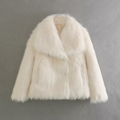 Kurze, flauschige Webpelzjacke mit großem Kragen.