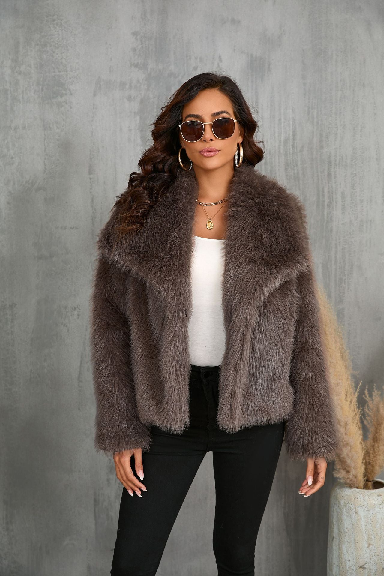 Kurze, flauschige Webpelzjacke mit großem Kragen.