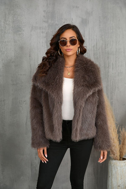 Kurze, flauschige Webpelzjacke mit großem Kragen.