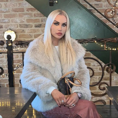 Kurze, flauschige Webpelzjacke mit großem Kragen.