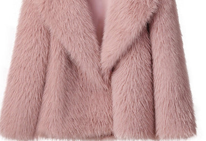 Kurze, flauschige Webpelzjacke mit großem Kragen.