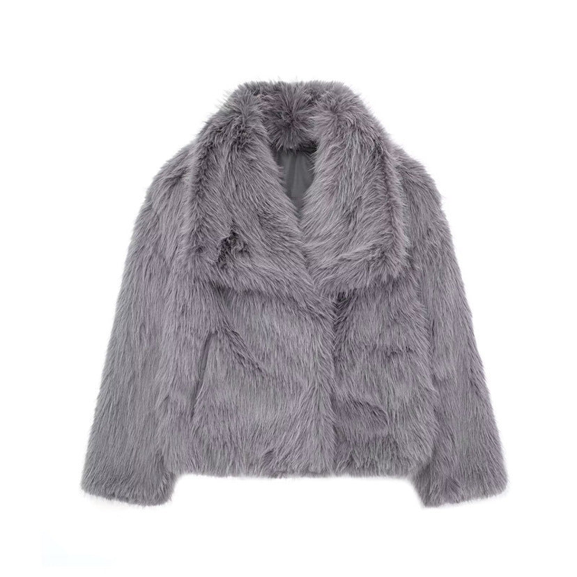 Kurze, flauschige Webpelzjacke mit großem Kragen.
