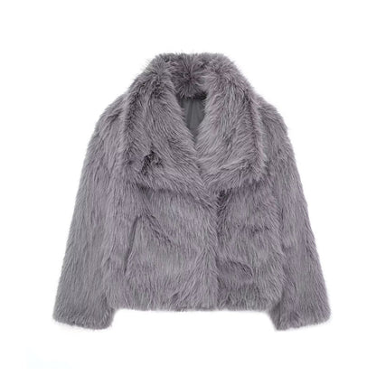 Kurze, flauschige Webpelzjacke mit großem Kragen.
