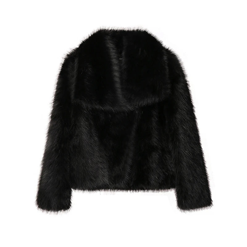 Kurze, flauschige Webpelzjacke mit großem Kragen.