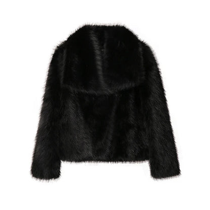 Kurze, flauschige Webpelzjacke mit großem Kragen.