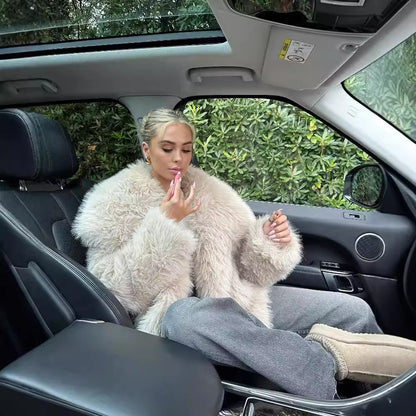 Kurze, flauschige Webpelzjacke mit großem Kragen.