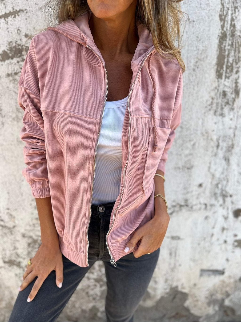 Veste unie en velours zippée à capuche .