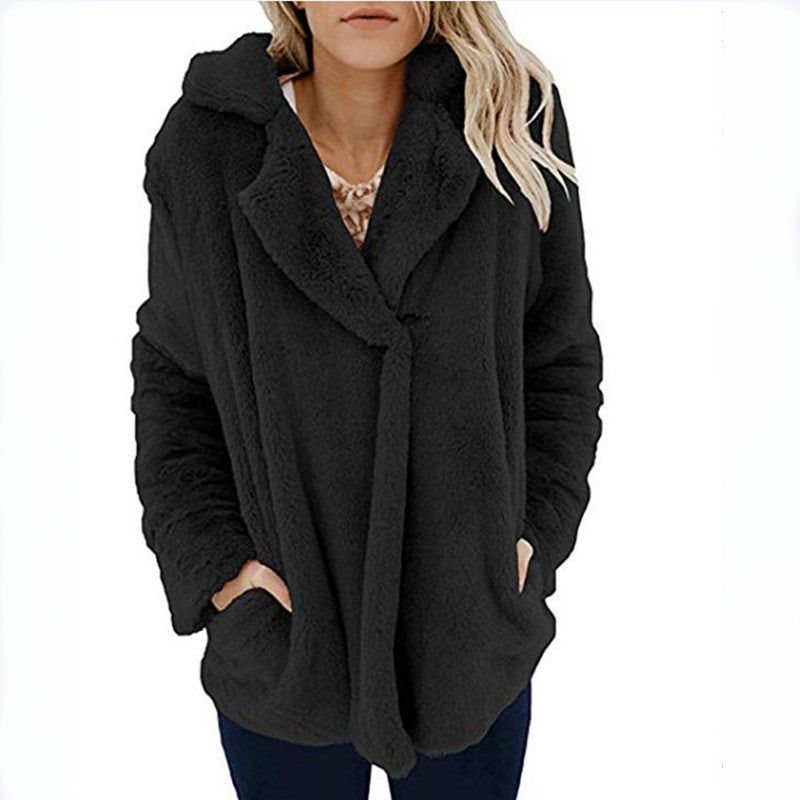 Plüsch-Cardigan für Damen mit tailliertem Kragen.
