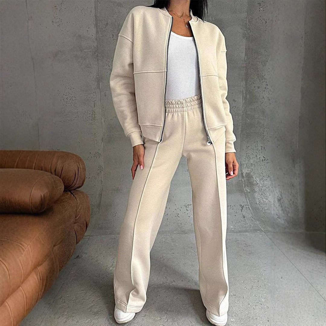 Ensemble : veste zippée et pantalon large.