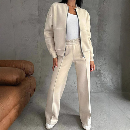 Ensemble : veste zippée et pantalon large.
